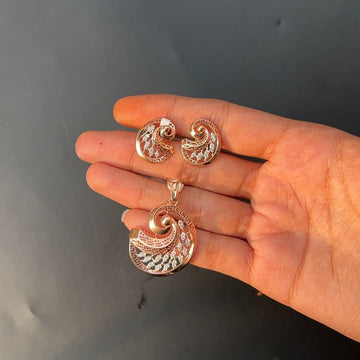 Aaranya Swirl Diamond Pendant Set